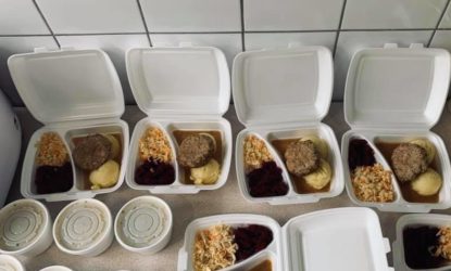 Na zdjęciu znajdują się zestawy obiadowe w opakowaniach styropianowych.