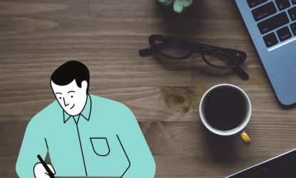 Na pierwszym planie grafiki widzimy mężczyznę, który podpisuje/wypisuje kartkę papieru. W tle grafiki znajduje się biurko, a na nim kubek z napojem, okulary, mała roślina oraz laptop. W lewym górnym rogu znajduje się napis: #ZOSTANWDOMU i …