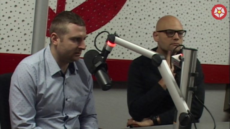 Zdjęcie przedstawia Jarosława Wypyszyńskiego i Przemysława Piechockiego udzielających wywiad w studiu nagrań Radia Września.