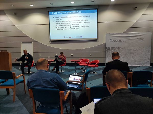 Na zdjęciu Cezary Mieżejewski i Zbigniew Prałat podczas dyskusji z uczestnikami Forum.