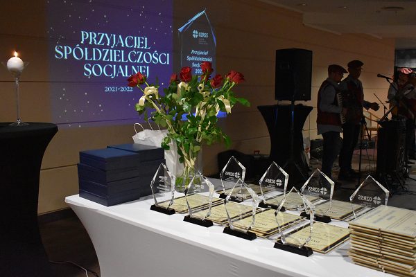 Zdjęcie przedstawia statuetki Przyjaciela Spółdzielczości.