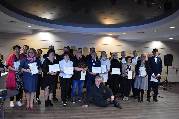 Na zdjęciu Laureaci i Laureatki Statuetki Przyjaciela Spółdzielczości Socjalnej.