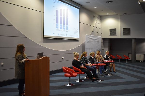 Na zdjęciu Anna Bugalska prowadząca warsztaty z uczestnikami Forum.
