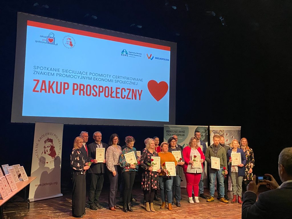 Zdjęcie: na scenie Laureaci i Laureatki Konkursu.