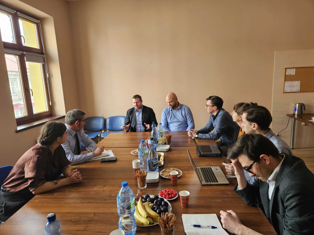 Zdjęcie: Dyskusja wokół transformacji energetycznej w Wielkopolsce Wschodniej. Od lewej: Katarzyna Wierzbicka, Paul Baker, Jarosław Wypyszyński, Przemysław Piechocki, Dawid Zbawicki, Marta Kulesza, Aleksander Szpora, Mateusz Piotrowski