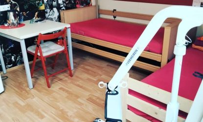 Zdjęcie przedstawia pokój hostelowy wyposażony w udogodnienia dla osób z niepełnosprawnościami.